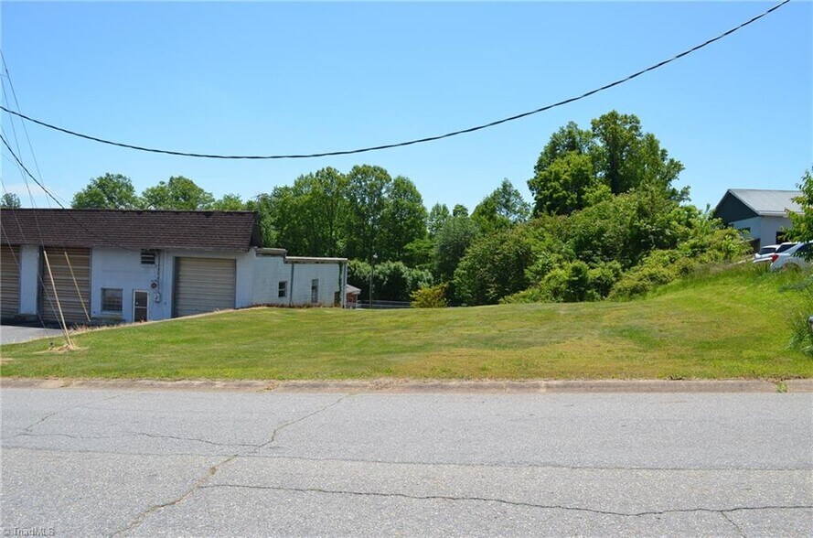 More Photos Of 201 K St, North Wilkesboro Auto Repair For Sale