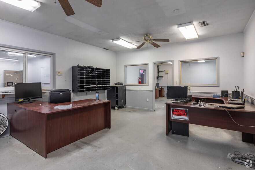 More Photos Of 900-916 Tonsor Rd, Alton Warehouse For Sale