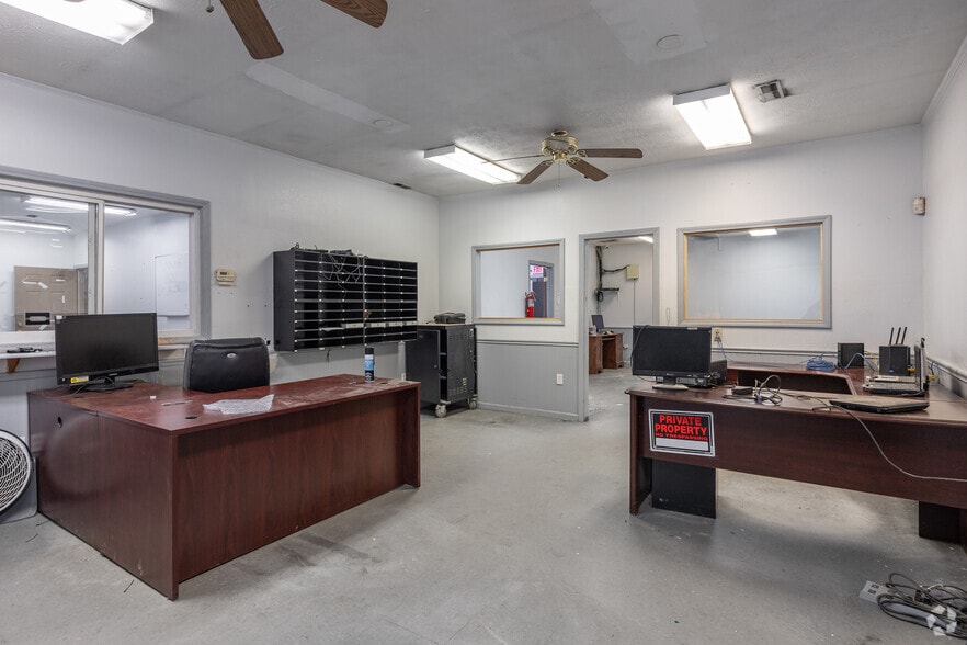 More Photos Of 916 Tonsor Rd, Alton Warehouse For Sale