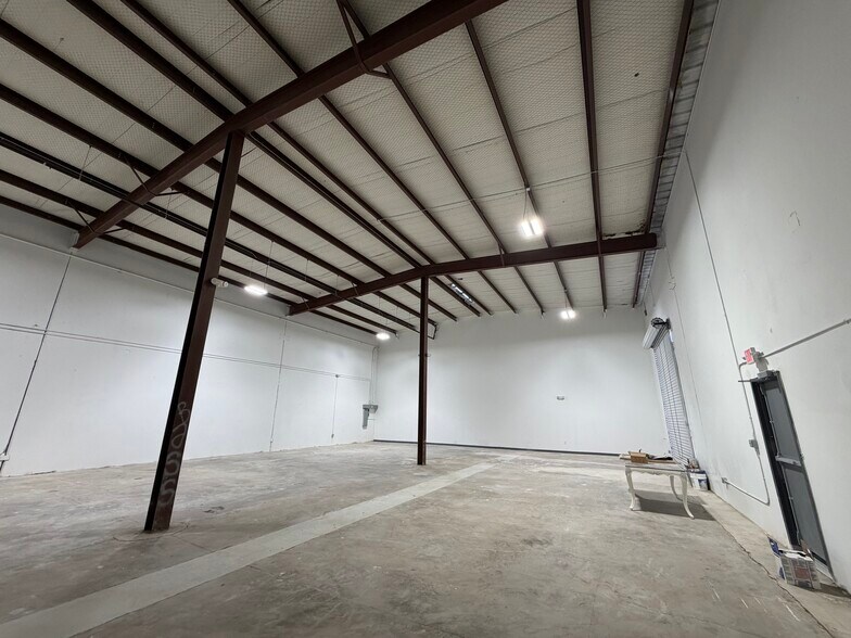 More Photos Of 5901 Allday Dr, Houston Warehouse For Lease