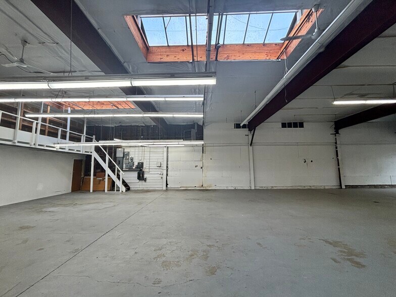 More Photos Of 1515 13th St SE, Salem Flex For Sale