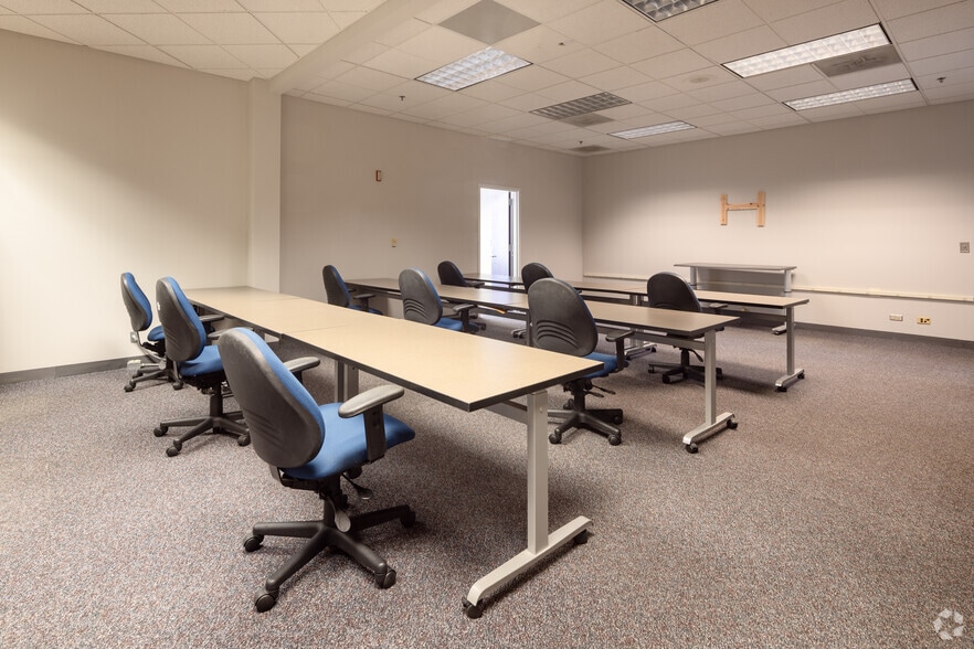 More Photos Of 1391 Corporate Dr, Mchenry Office For Lease