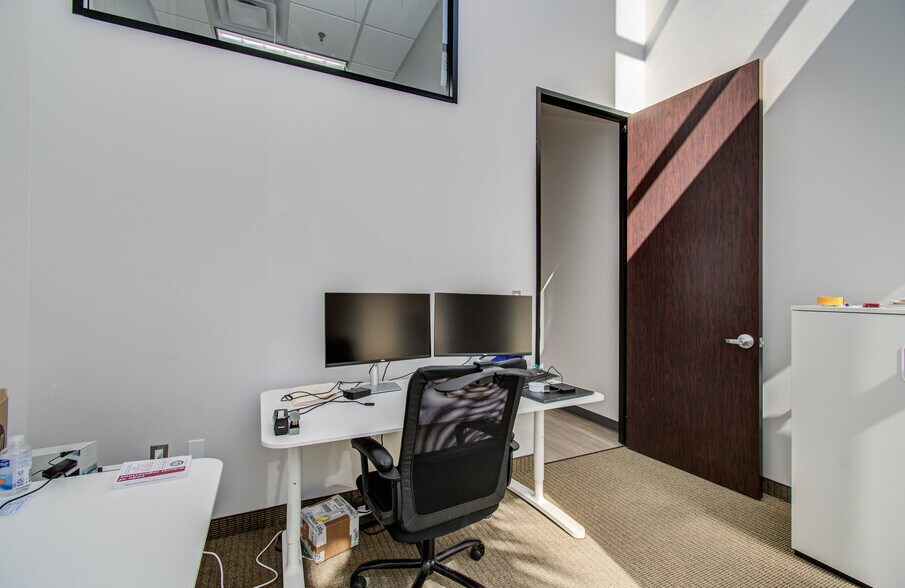 More Photos Of 9330 Kirby Dr, Houston Research And Development For Lease