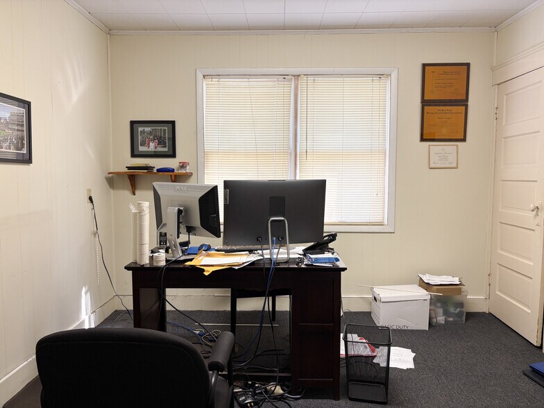 More Photos Of 417 Albany Ave, Kingston Office For Sale