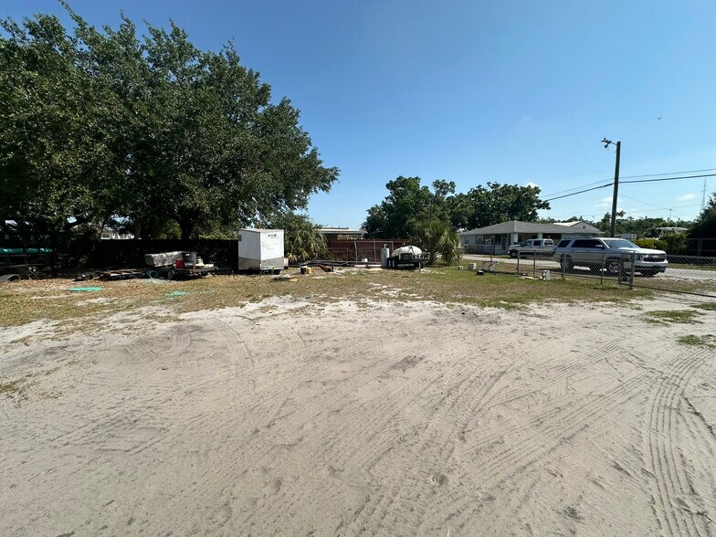 More Photos Of 2706 Stallone Dr, Tampa Office Residential For Lease