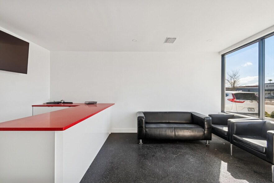 More Photos Of 517 E Venice Ave, Venice Service For Sale