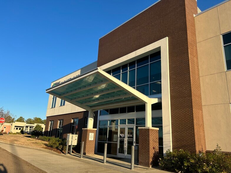 More Photos Of 163 River Oaks Dr, Canton Medical For Lease