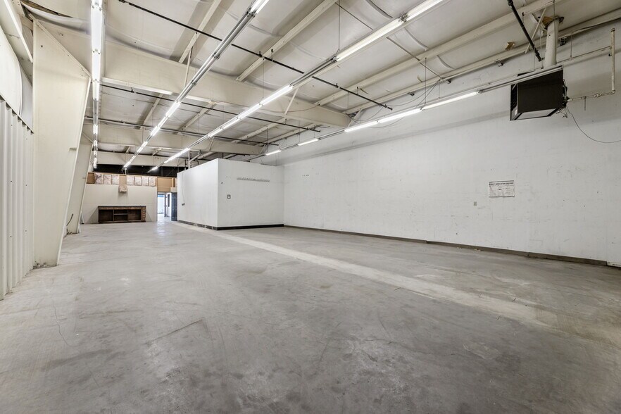 More Photos Of 940 N I-35 E, Lancaster Auto Dealership For Lease