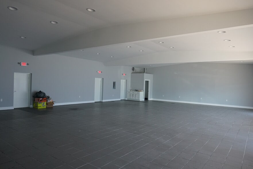 More Photos Of 4561 W Atlantic Ave, Delray Beach Convenience Store For Lease