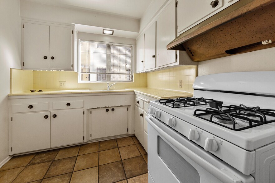 More Photos Of 1043 S Holt Ave, Los Angeles Apartments For Sale
