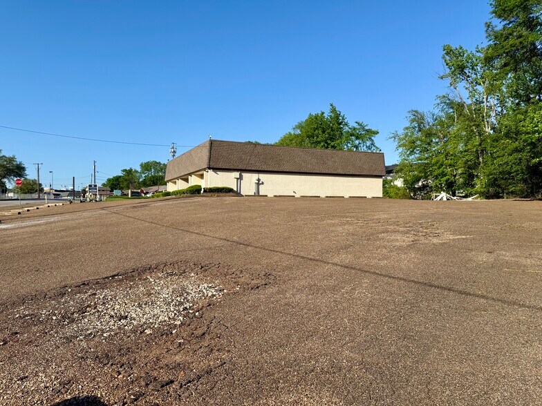 More Photos Of 3900 Southpark Dr, Tyler Office For Sale