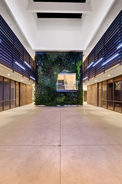 More Photos Of 19500-19510 Ventura Blvd, Tarzana Medical For Lease