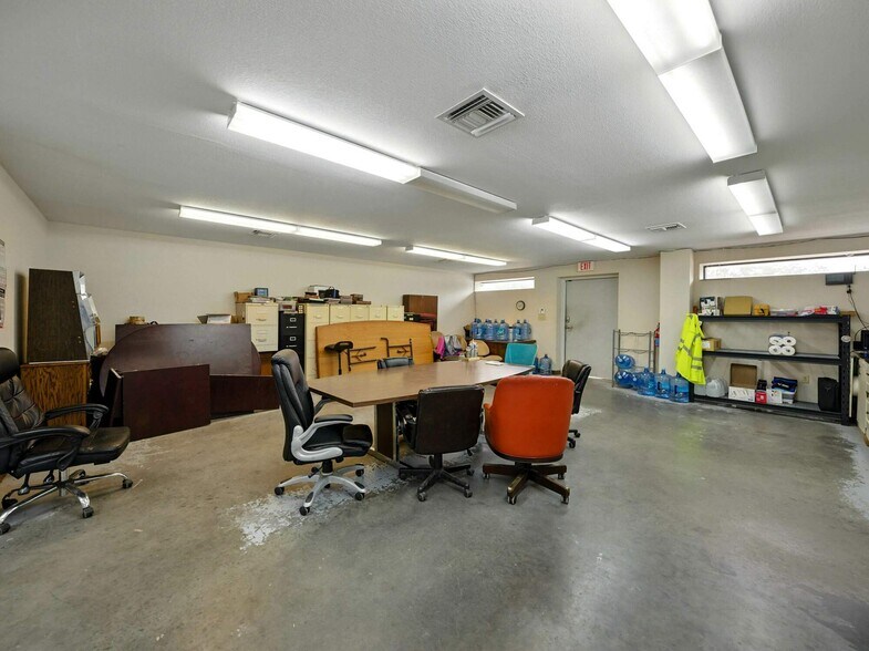 More Photos Of 2404 Longhorn Ave, Lakeland Manufacturing For Sale