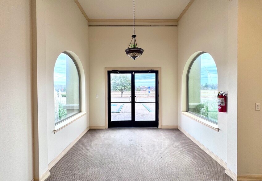 More Photos Of 101 S US Highway 75, Denison Medical For Lease