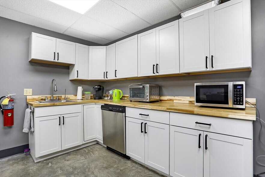 More Photos Of 615 Russell Ave, Indianapolis Medical For Sale