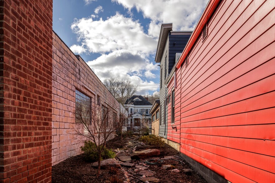 More Photos Of 78 Green St, Hudson Freestanding For Sale