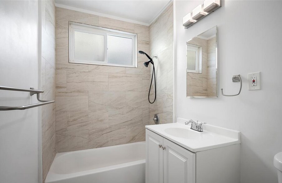 More Photos Of 198 W Elmwood Ave, Burbank Apartments For Sale