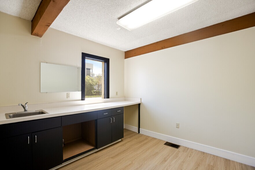 More Photos Of 1111 W Town and Country Rd, Orange Business Park For Lease