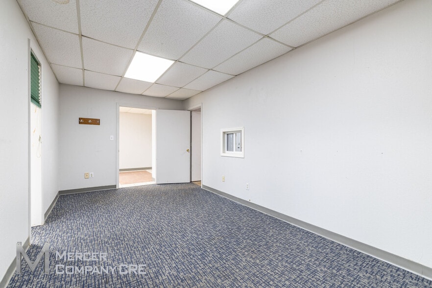 More Photos Of 717 Evergreen St, Edmond Service For Lease