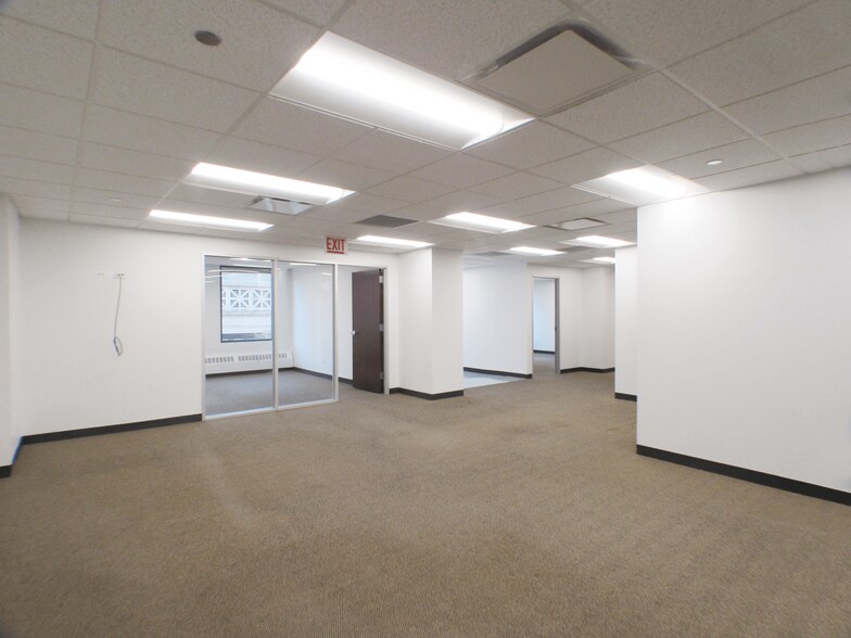 More Photos Of 100 N LaSalle St, Chicago Office For Lease