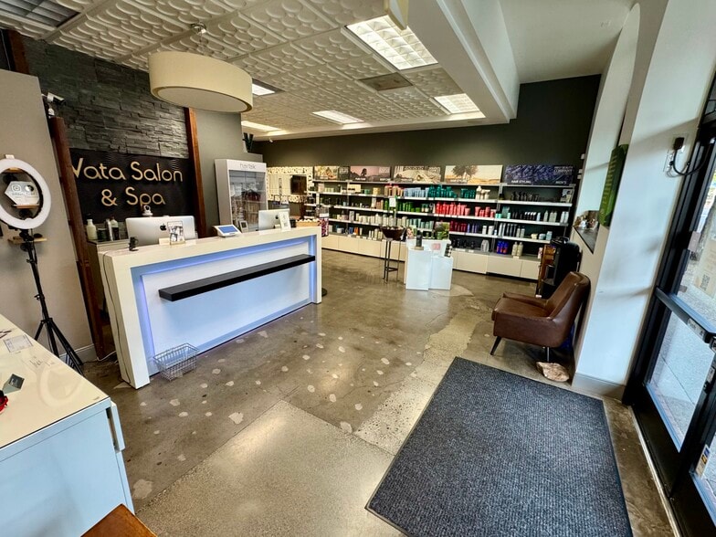 More Photos Of 205 W 6th St, Vancouver Convenience Store For Lease