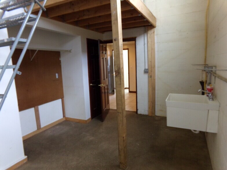 More Photos Of 39 E William St, Delaware Light Distribution For Lease