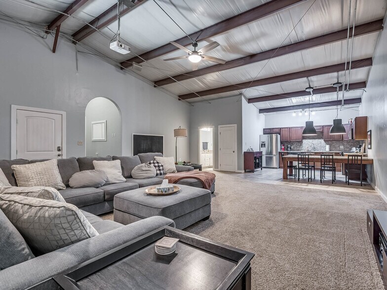 More Photos Of 6355 Boucher Dr, Edmond Showroom For Lease