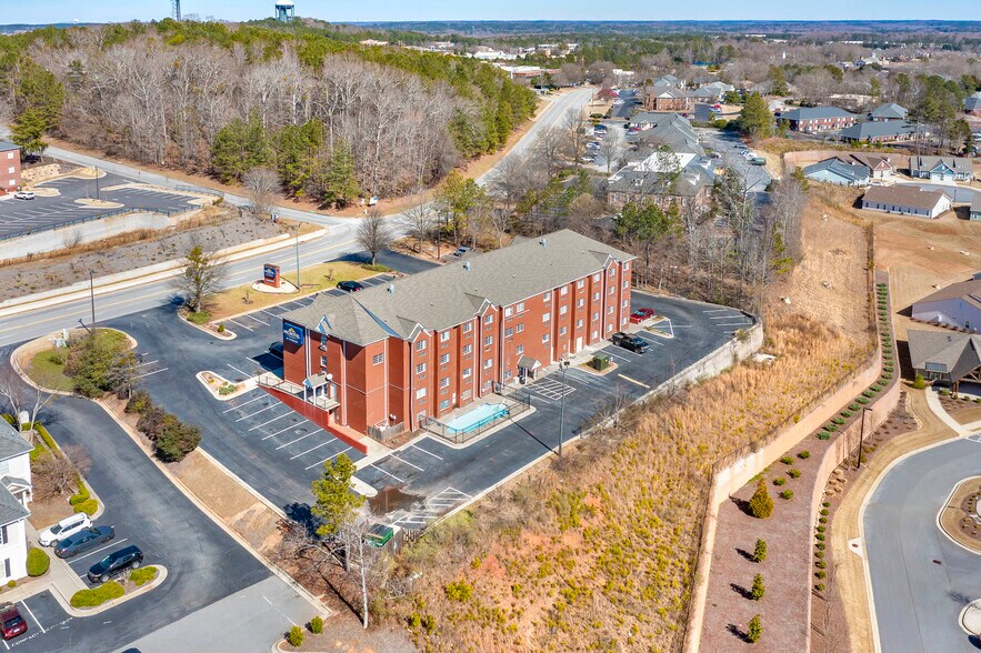 More Photos Of 195 Country Club Dr, Stockbridge Hotel For Sale