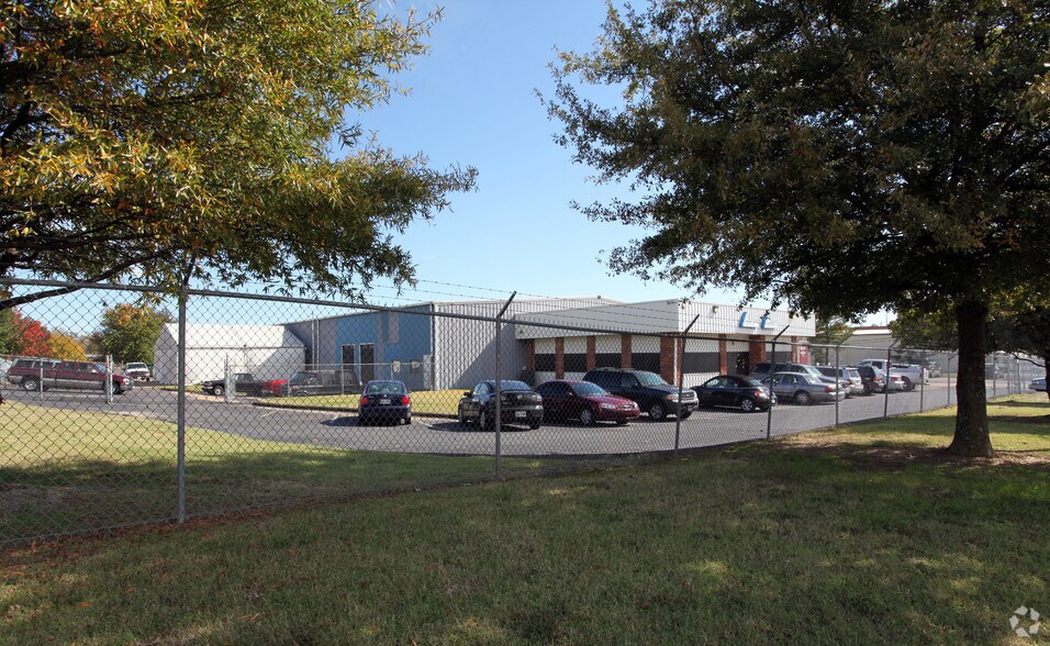 More Photos Of 5334 Republic Dr, Memphis Distribution For Sale