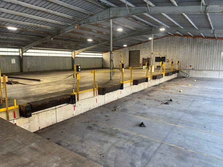 More Photos Of 4616 Enterprise Dr, Bartonville Industrial For Sale