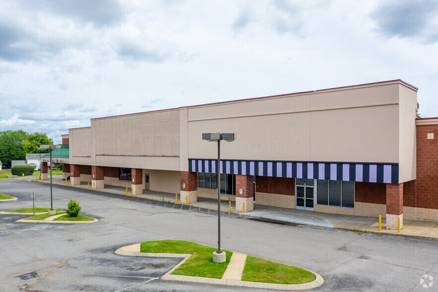 More Photos Of 103 Glen Oak Blvd, Hendersonville Storefront For Lease