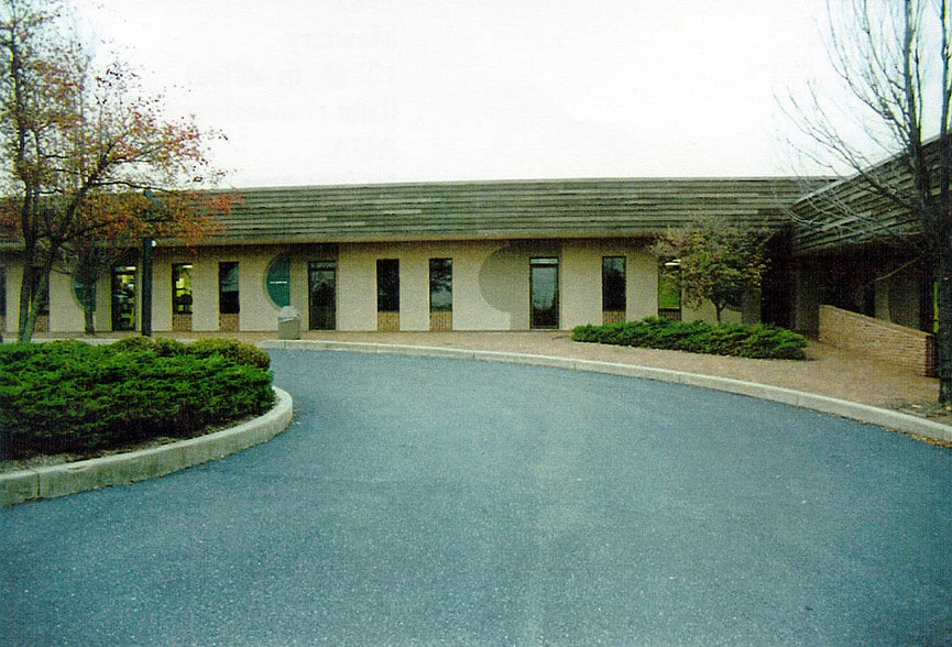 More Photos Of 1861 Charter Ln, Lancaster Office For Lease