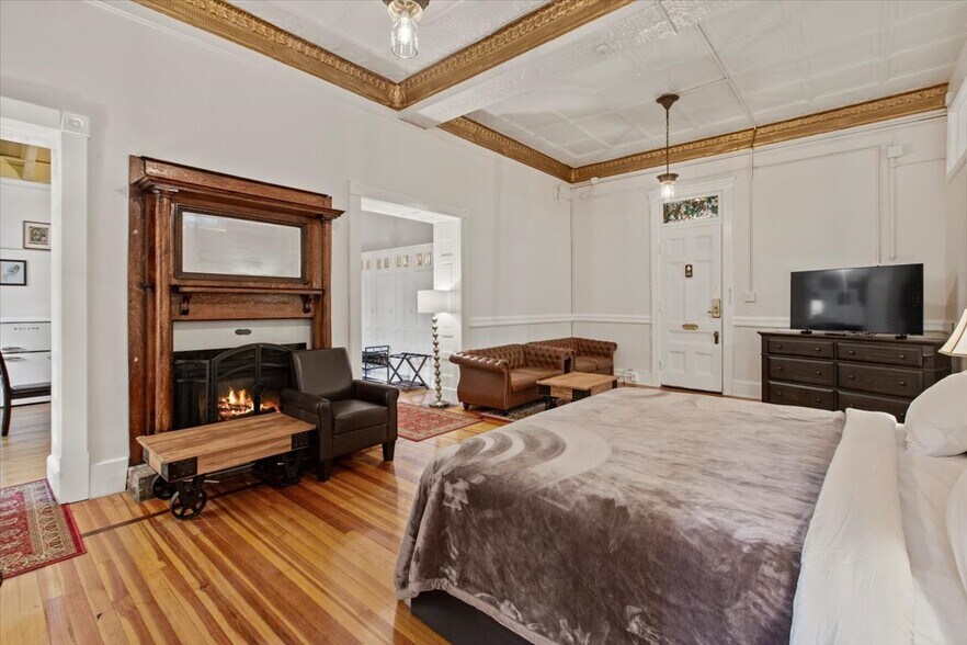 More Photos Of 49 Florida Ave, Amsterdam Hospitality For Sale