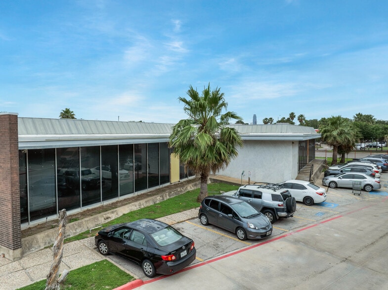More Photos Of 6430 Hillcroft Ave, Houston Office For Sale