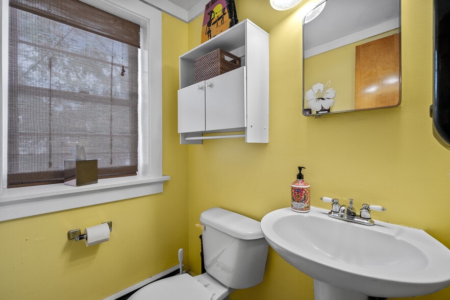 More Photos Of 10 S Crenshaw Ave, Richmond Freestanding For Lease