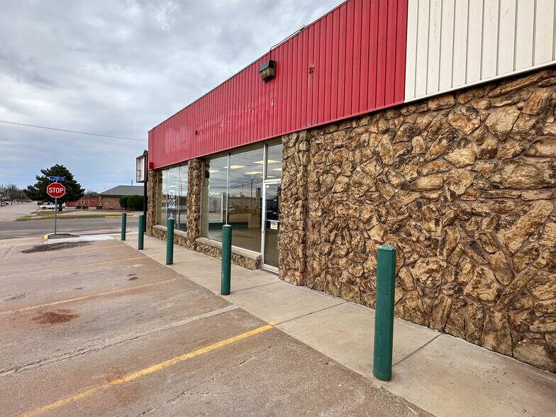 More Photos Of 423 N 7th St, Perry Freestanding For Sale