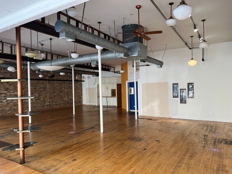 More Photos Of 3044 N Lincoln Ave, Chicago Storefront For Lease
