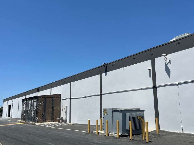 More Photos Of 7911-7913 Haskell Ave, Van Nuys Light Manufacturing For Lease