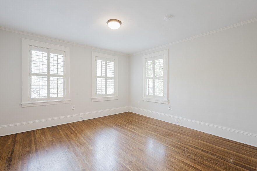 More Photos Of 1814 Euclid Ave, Charlotte Office For Lease