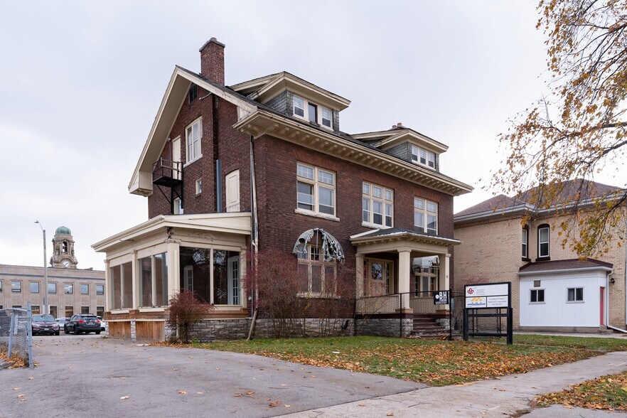 More Photos Of 41 Wellington St, Brantford Office For Sale