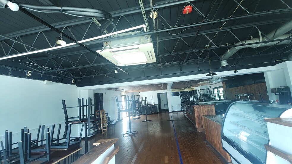 More Photos Of 2515 Far Hills Ave, Oakwood Restaurant For Sale
