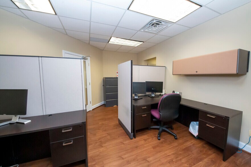 More Photos Of 303 Middletown Pky, Louisville Office For Lease