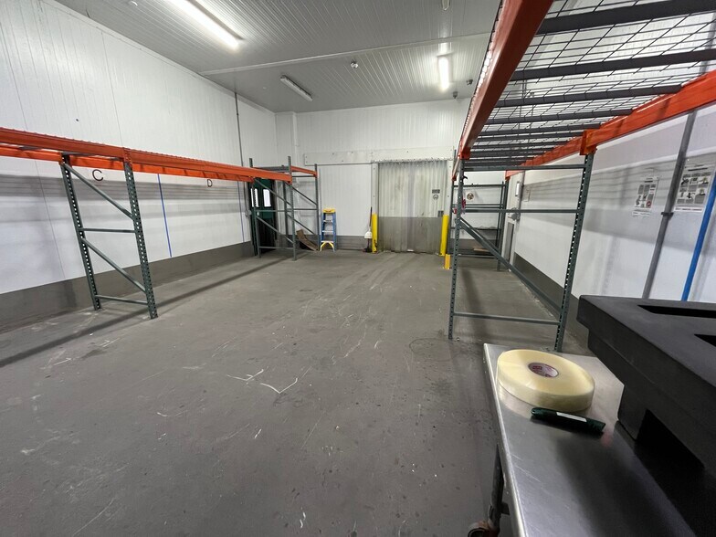 More Photos Of 4904-4910 F St, Omaha Warehouse For Lease