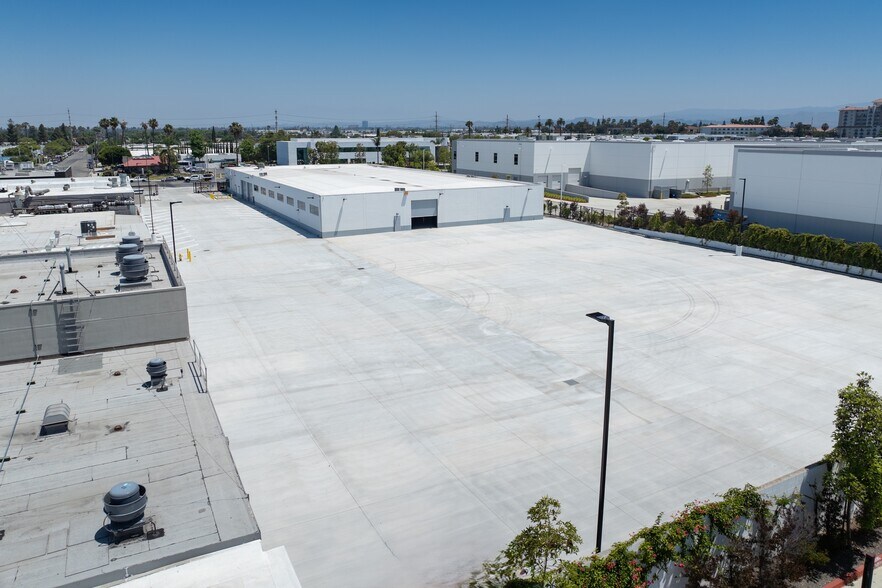 More Photos Of 620 E Dyer Rd, Santa Ana Warehouse For Sale