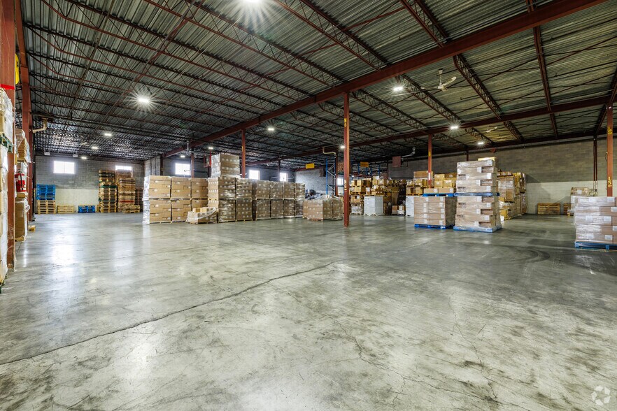 More Photos Of 825 Rue Tecumseh, Dollard-des-Ormeaux Warehouse For Lease