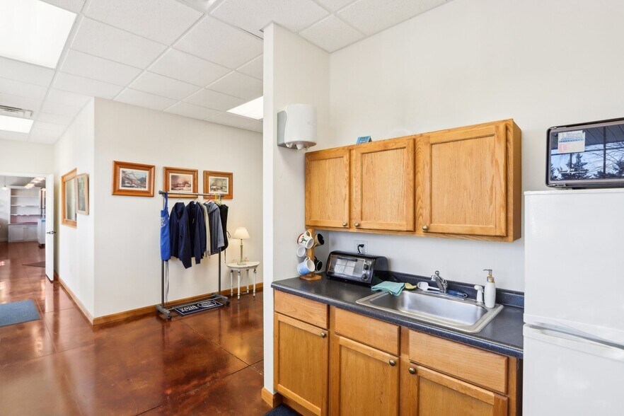 More Photos Of 680 Enterprise Dr, Lake Mills Freestanding For Lease