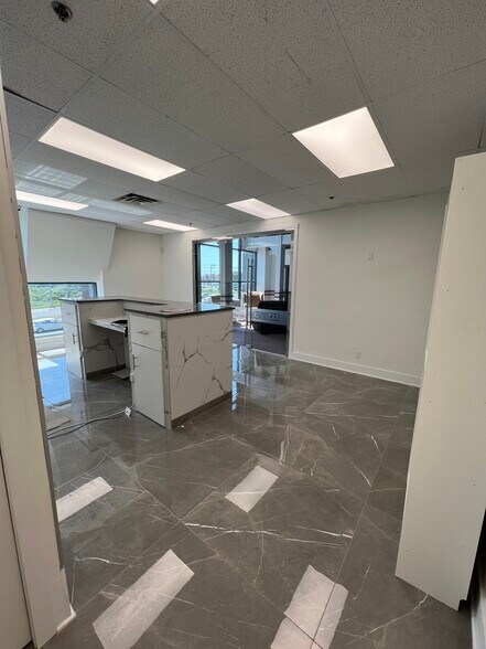 More Photos Of 321-335 Boul Saint-Martin O, Laval Storefront Retail Office For Lease