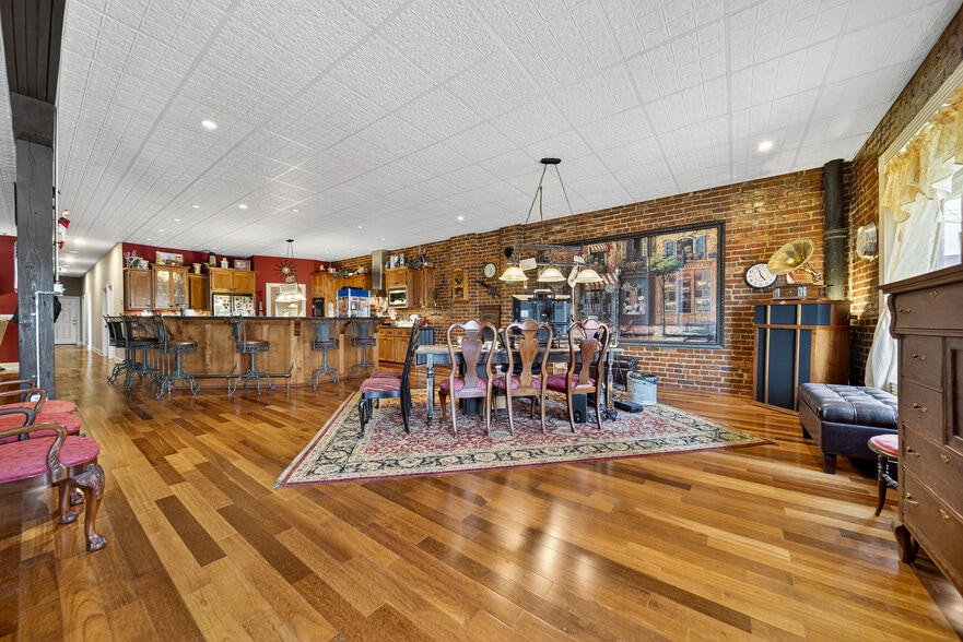 More Photos Of 109 7th Ave E, Springfield Flex For Sale