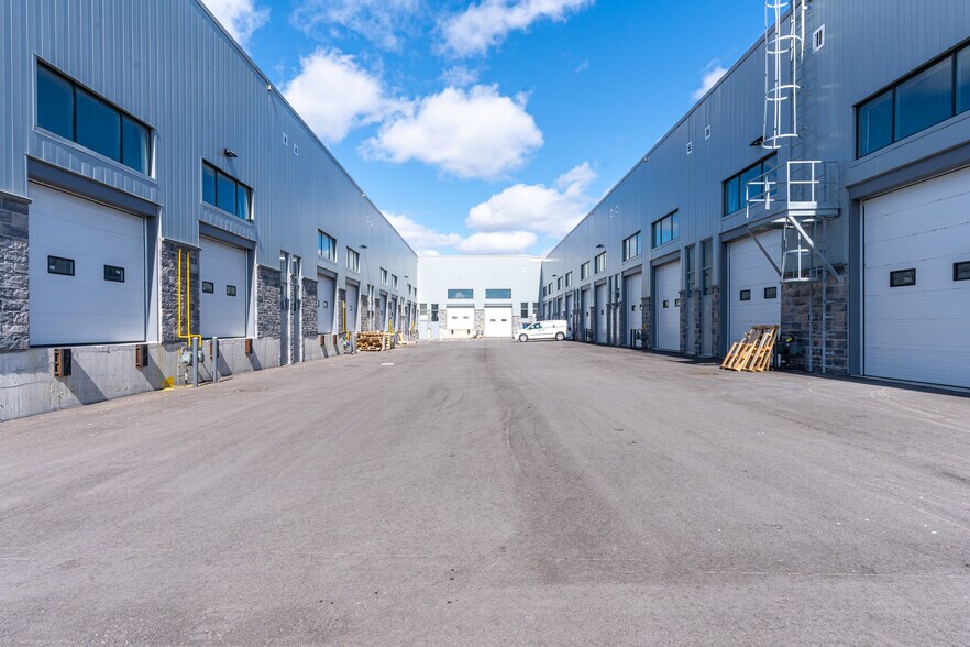 More Photos Of 5270 Solar Dr, Mississauga Distribution For Lease