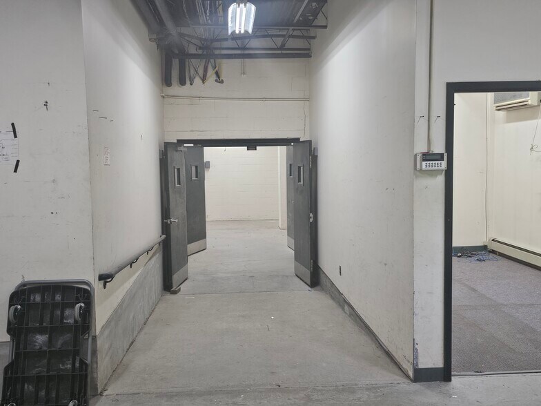 More Photos Of 20 Industrial Dr, Middletown Light Manufacturing For Lease